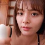 【秋本翼】天然ロ○系美人ちゃんが、無表情に肉棒を擦る。達観した目で見つめながら、段々と手の動きを速くする美人ちゃん。そしてついに白濁液が。