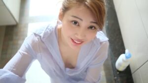 【あべみほ】美人グラドルさんの超絶手コキに酔う。胸元のボタンが外れ、乳首や色んなところが見えてしまった状況で、御主人様の肉棒を激しく擦ってしまいます。