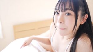 【朝比奈夏華】恥ずかしがりやの美人ちゃんが、精一杯の手コキをサービス。スラッとした体を押し付け、添い寝によるサービスです。触れる体。ぎこちなく動くアソコに添わせた手。最高です。